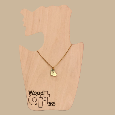 Κολιέ με αρχικά μέσα σε καρδιά